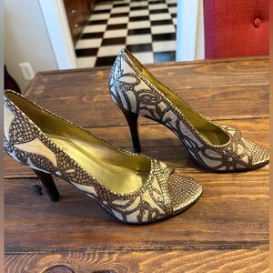 Beautiful Carlos Santana Redemption pumps, Size 8